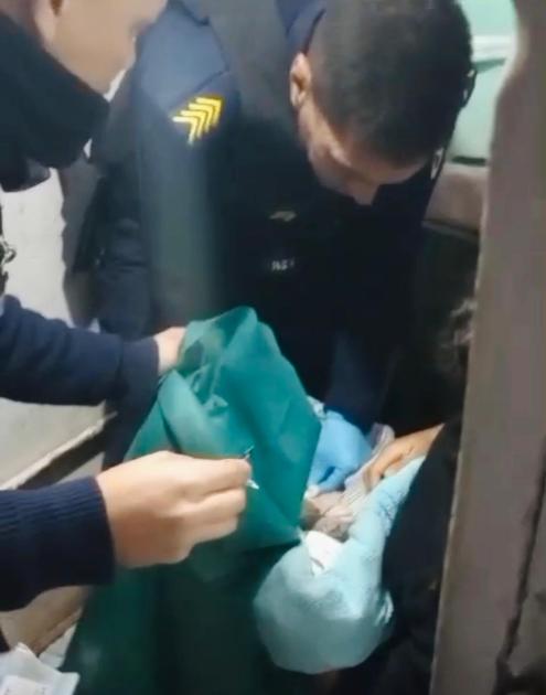 policías atendiendo al bebé
