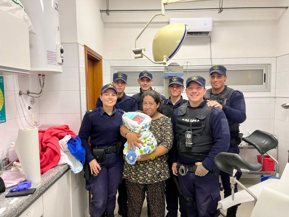 madre con bebé en brazos y los policías que la asistieron