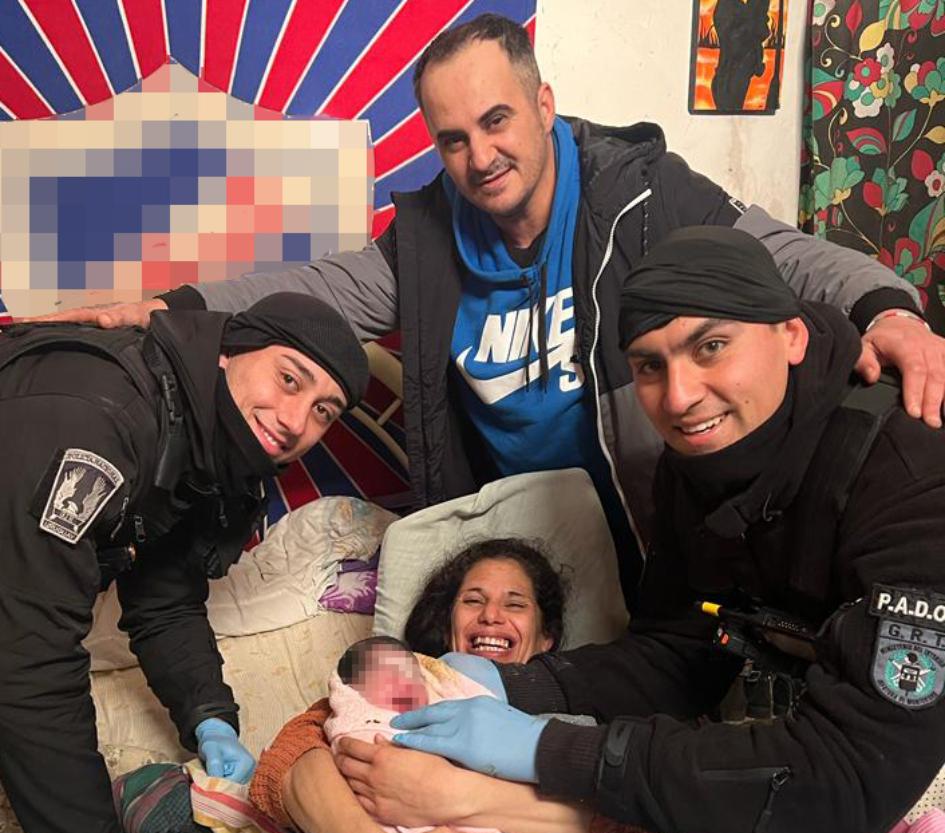 policías con la madre y bebé