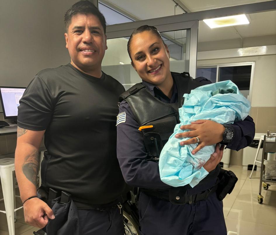Policías que asistieron el parto con el bebé Policías que asistieron el parto con el bebé