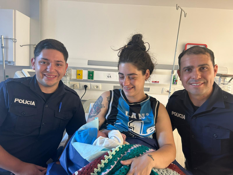Policías con la madre y el recién nacido, ambos están bien en el centro hospitalario