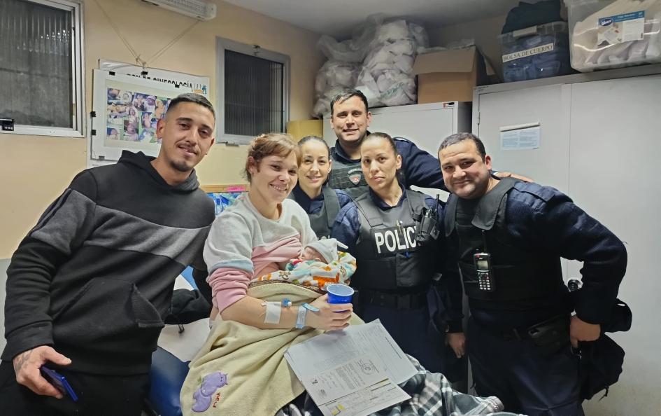 policías junto a los apdres y el bebé