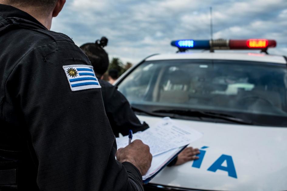 Móvil policial identificando persona Móvil policial