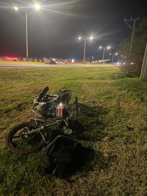 foto de la moto en la que se desplazaban los delincuentes y la mochila con los perfumesrf 
