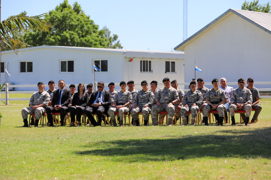 Funcionariado que recibe reconocimientos sentados en linea