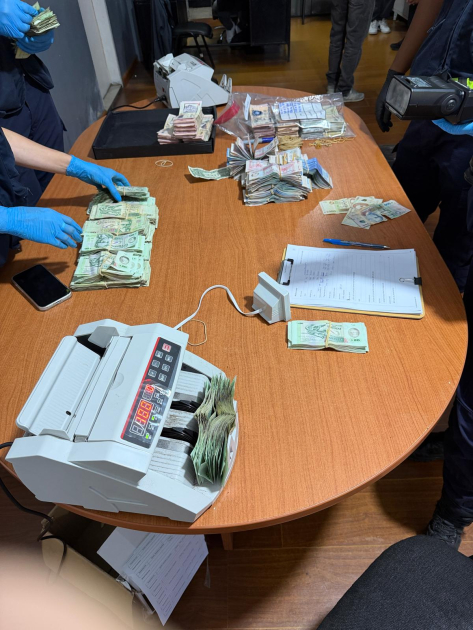 Personal policial en pleno conteo de dinero incautado