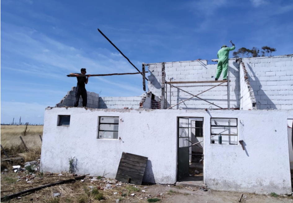 Personas trabajando en el arreglo del destacamento Personas trabajando en el arreglo del destacamento