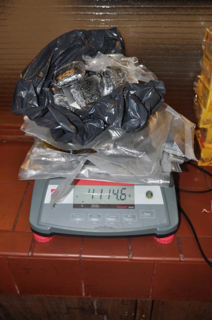 pesaje de los 4 kilos de marihuana pesaje de los 4 kilos de marihuana