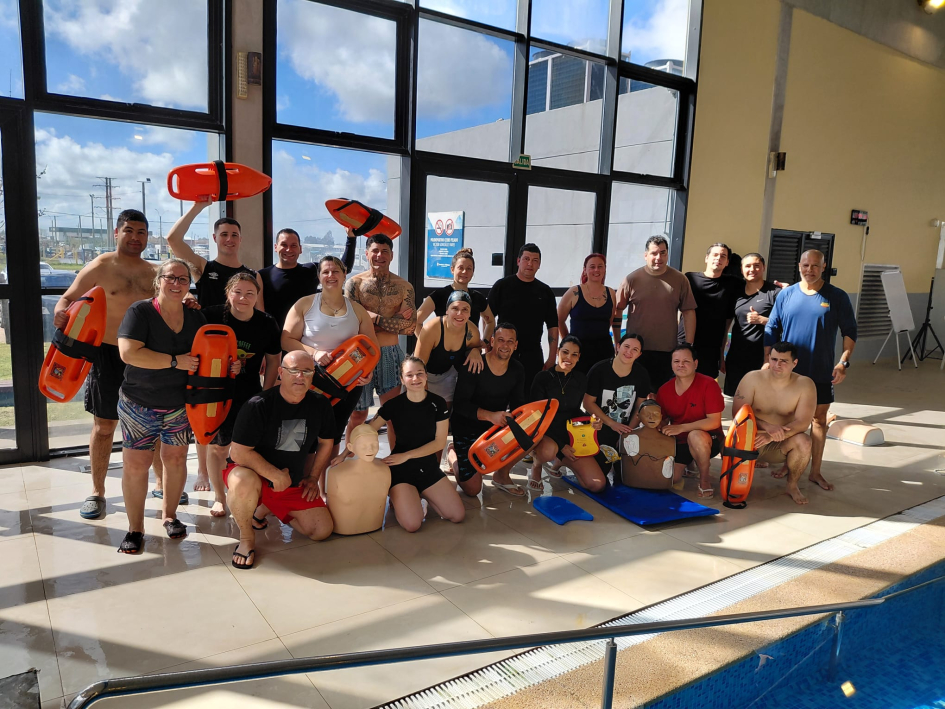 Taller de RCP y técnicas de salvamento acuático para personal policial Policias en polideportivo