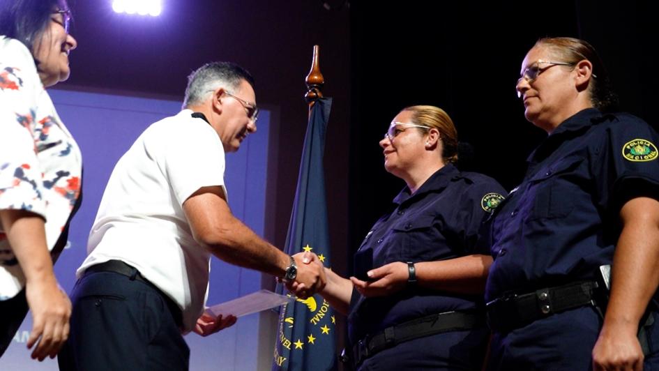Policías reciben saludo del director de la Policía Nacional y Directora de Políticas de Género