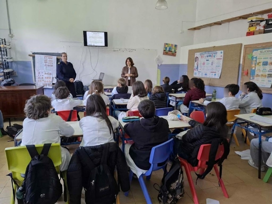 Alumnos de Escuela Nº5 puntaesteña recibieron charla sobre seguridad ciudadana, riesgos en redes soc