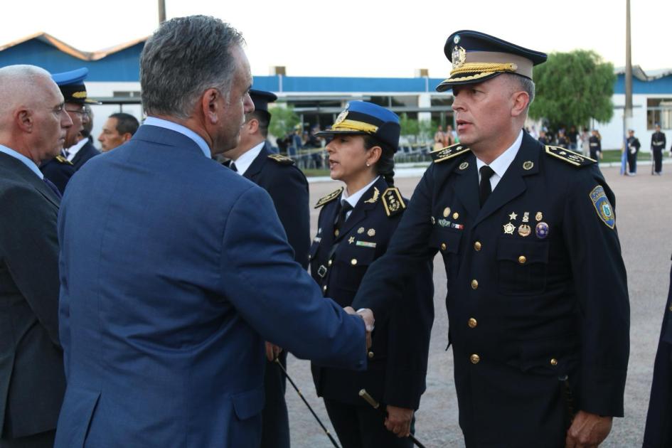 Presidente de la República saludando a las nuevas autoridades