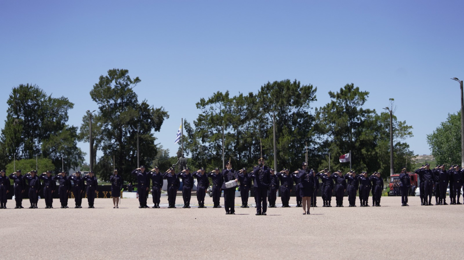 tanda de egresados formada en la Plaza de Armas 