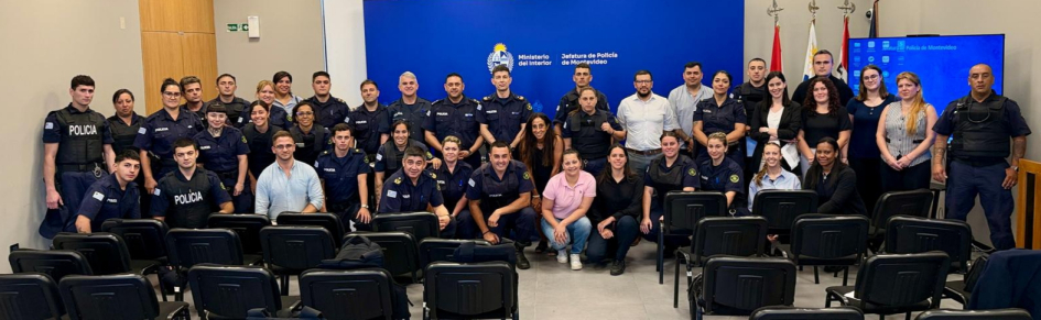 Autoridades y policías en curso de Actualización sobre violencia doméstica 