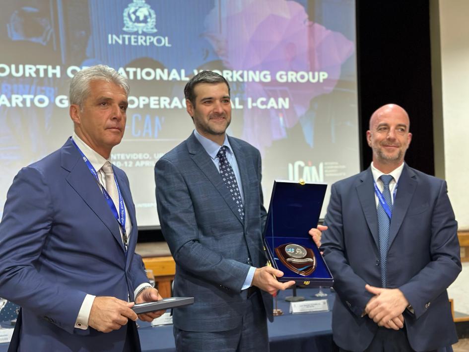 Reconocimiento entregado al Ministro del Interior por miembros de I-CAN. Reconocimiento entregado al Ministro del Interior por miembros de I-CAN.