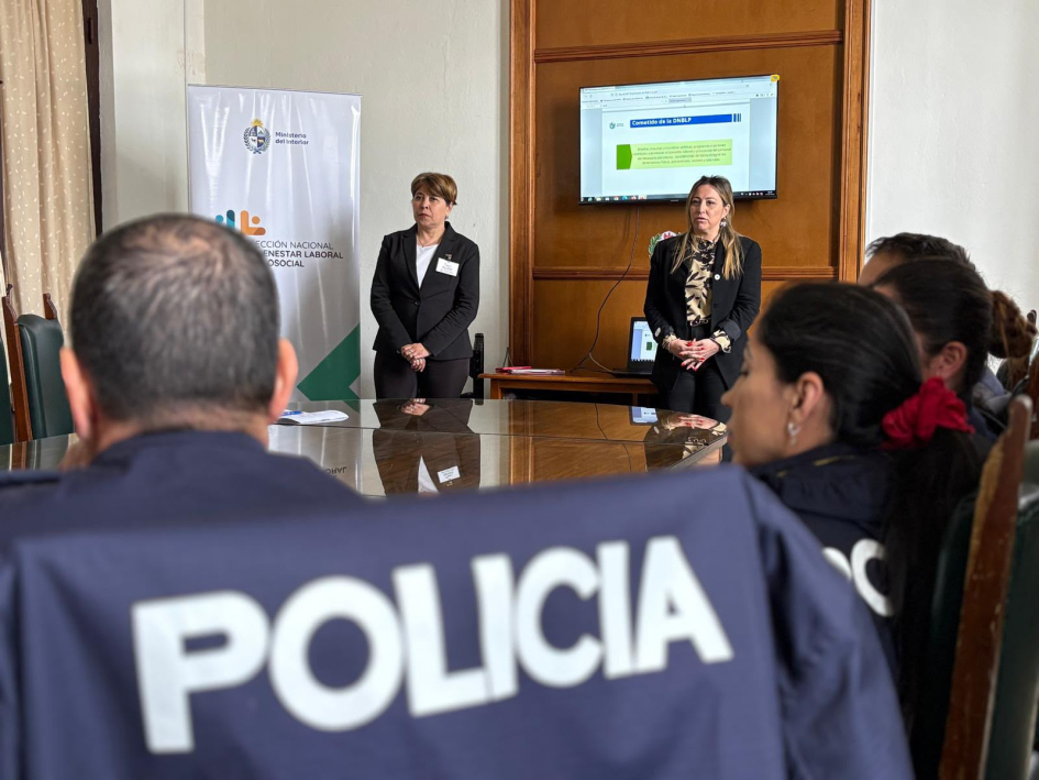 Funcionarias de la Dirección realizando la presentación a los funcionarios