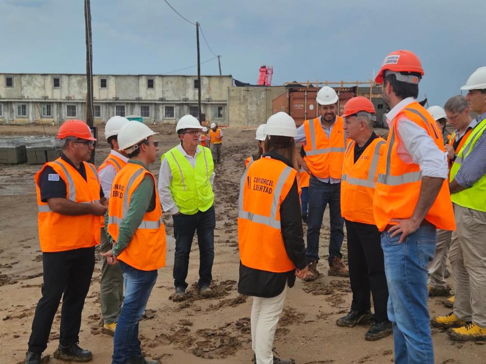 Ministro Martinelli recorriendo las obras de las unidades 27,28 y 29