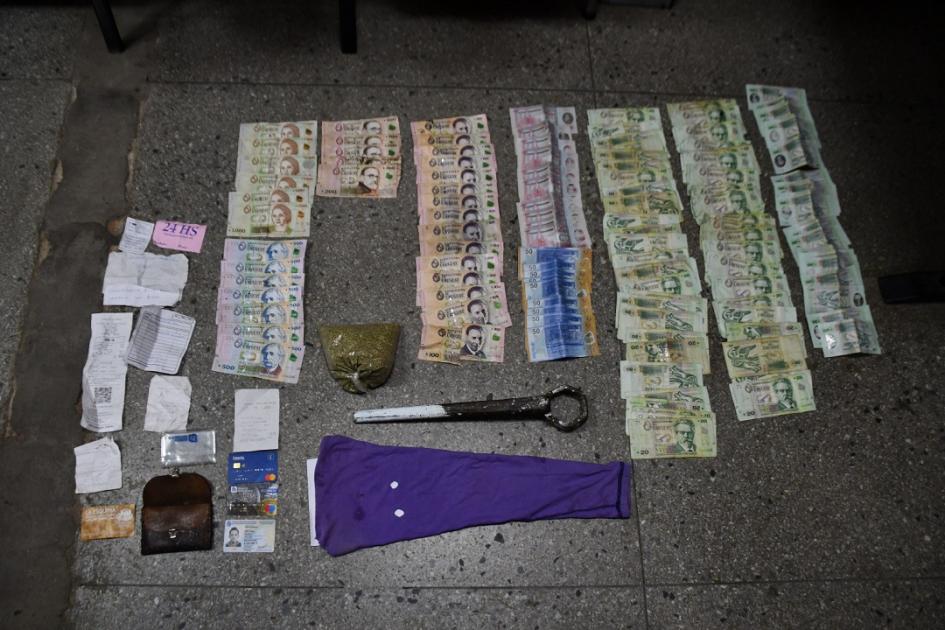 dinero y objeto de hierro incautado dinero y objeto de hierro incautado