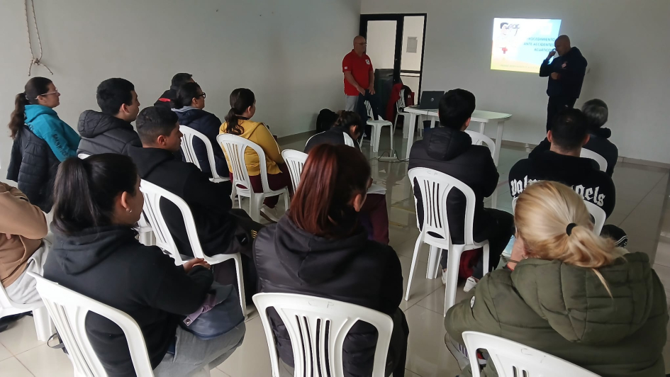 Continuan las capacitaciones de RCP y técnicas de salvamento acuático para personal policial