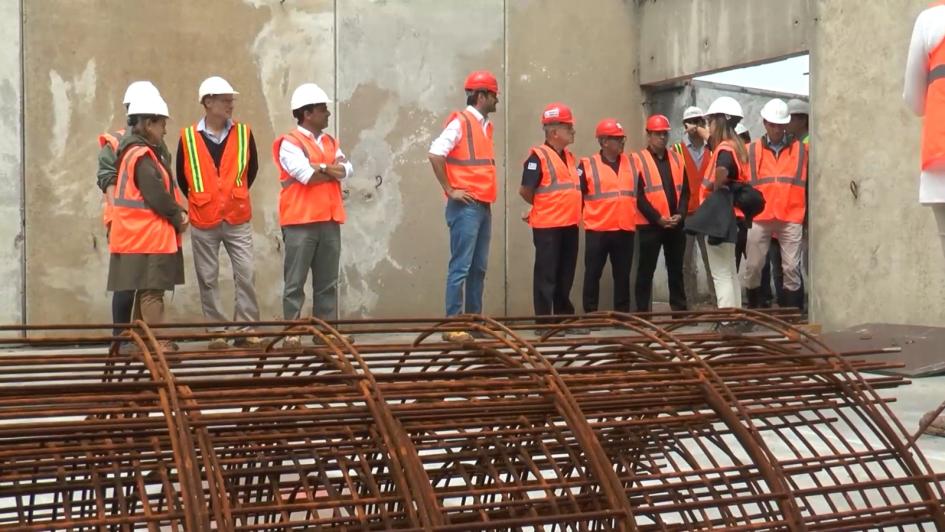 Ministro Martinelli recorriendo las obras de las unidades 27,28 y 29
