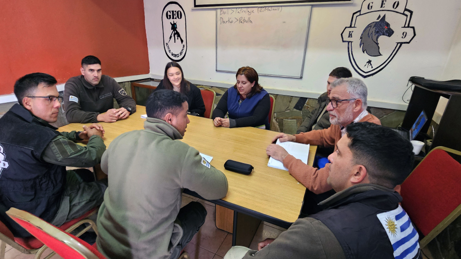 Reunión de personal de K9 y equipo INBA Reunión de personal de K9 y equipo INBA