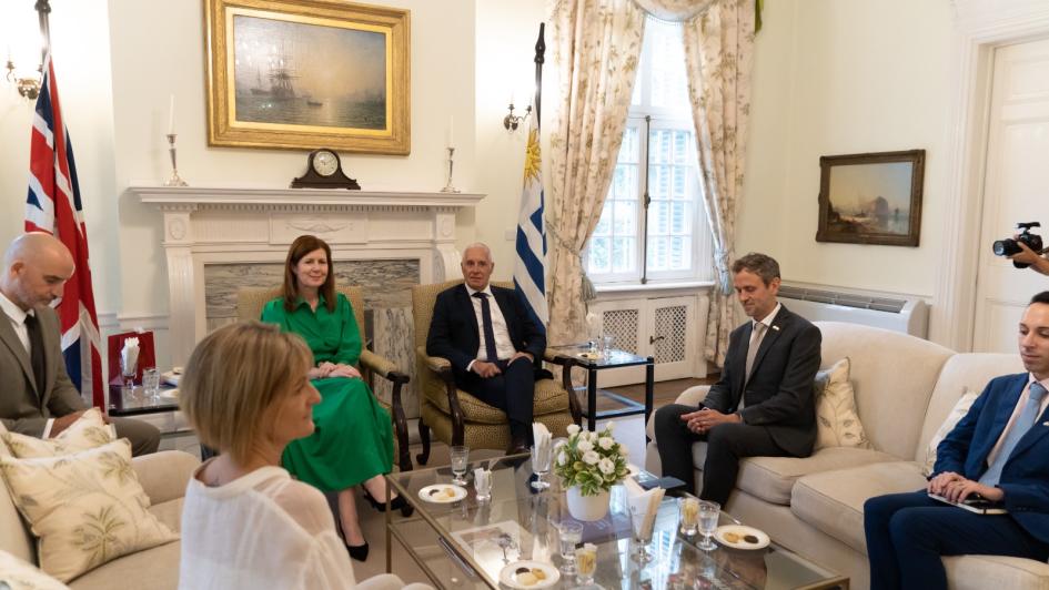 autoriades durante la reunión 