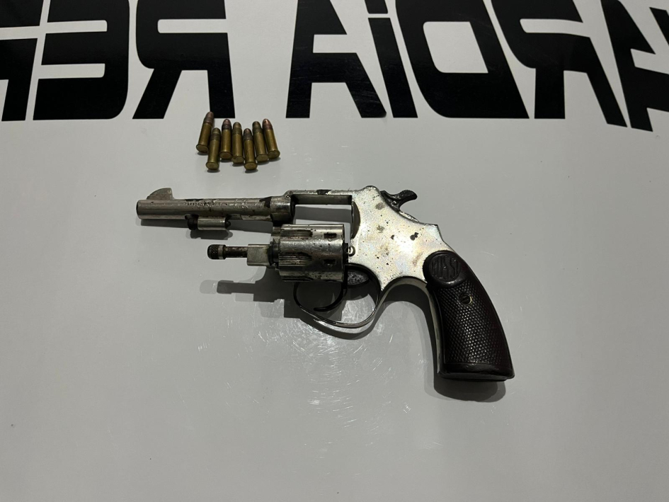 Revolver incautado por equipo policial Revolver y 7 cartuchos incautados.