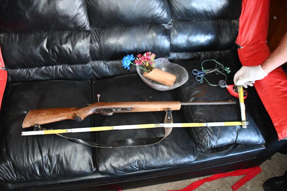 rifle incautado en una vivienda en Operación Capibara rifle incautado en una vivienda en Operación Capibara