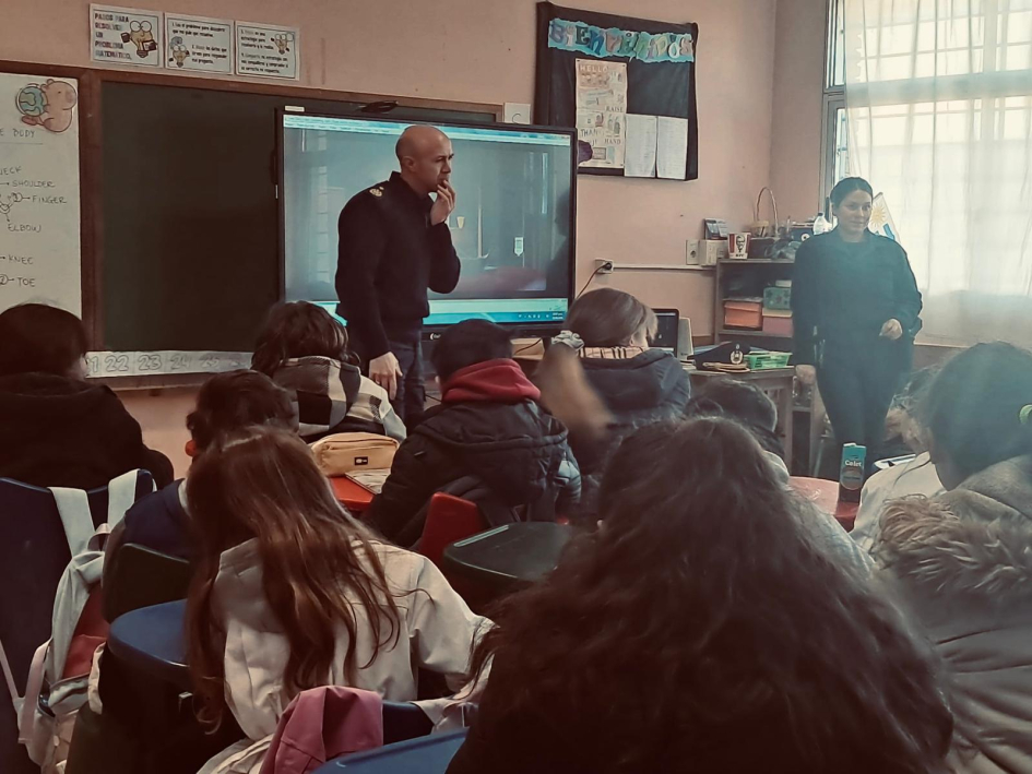 Escuela N°108 La Capuera Policia comunitaria dando charla