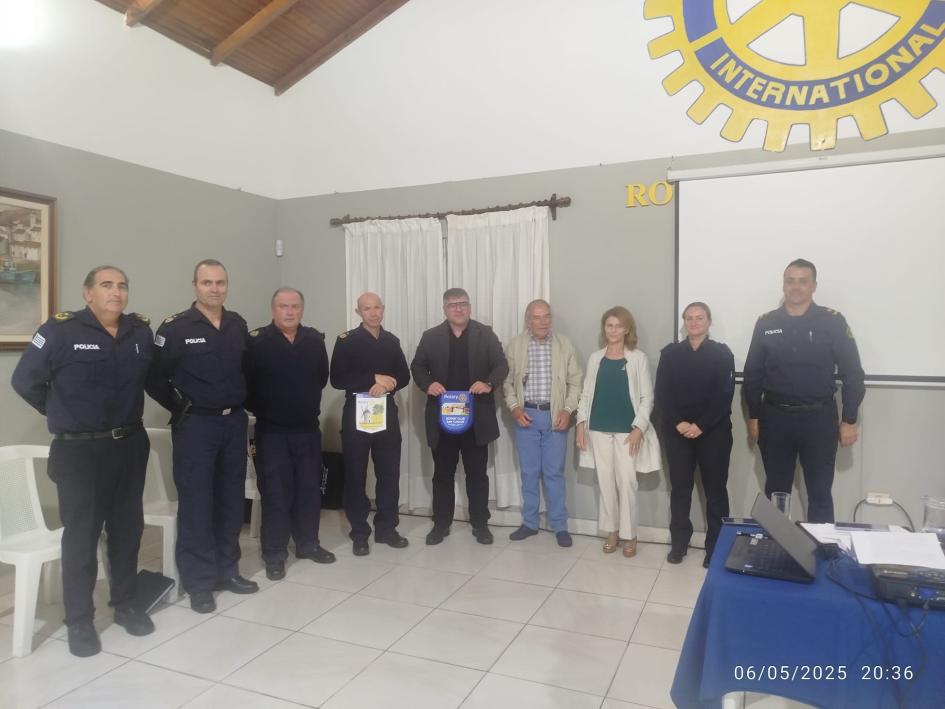 Jefe de Policia, comando y representantes de Rotary San Carlos Jefe de Policia, comando y representantes de Rotary San Carlos