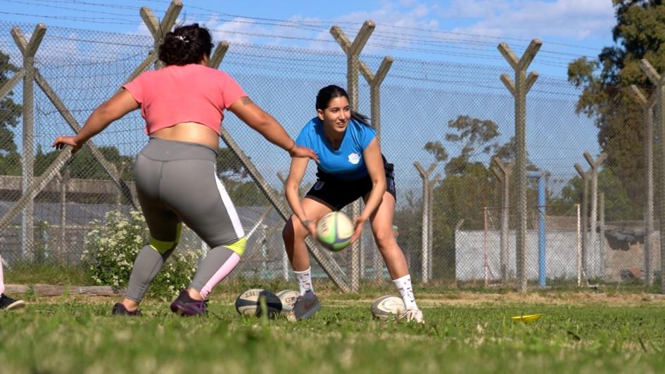 Mujeres privadas de libertad de la Unidad 5 praticando rugby Mujeres privadas de libertad de la Unidad 5 praticando rugby