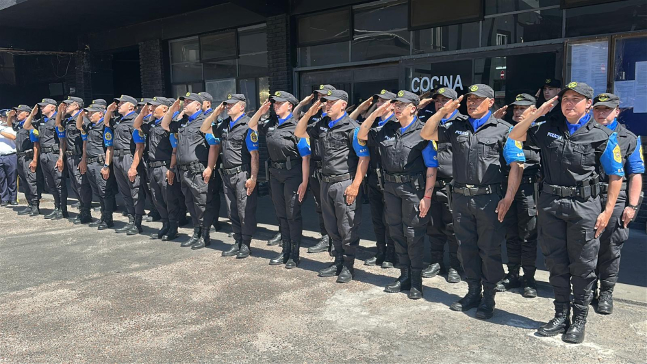 Efectivos realizando saludo policial entonando el Himno Nacional