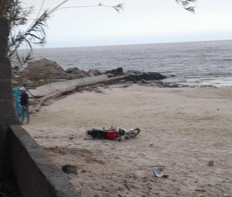 moto arrohjada en la playa