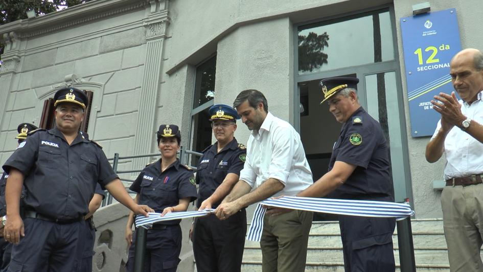 AUTORIDADES EN EL CORTE DE CINTA