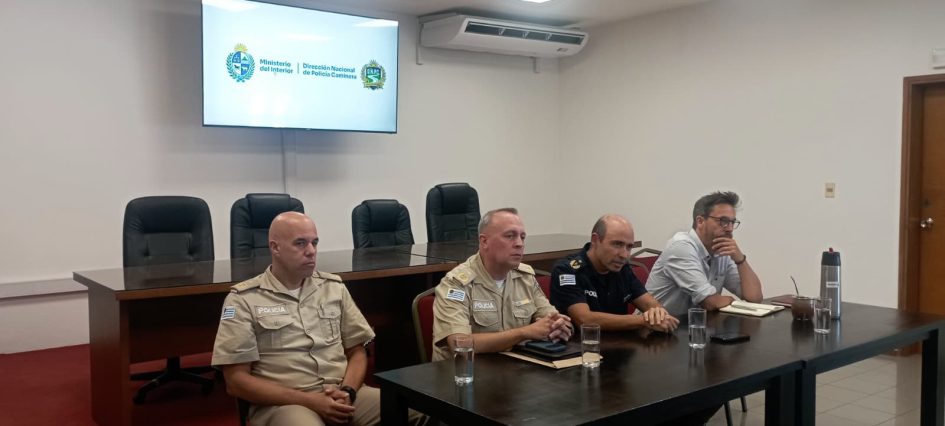 Autoridades policiales escuchan a vecinos