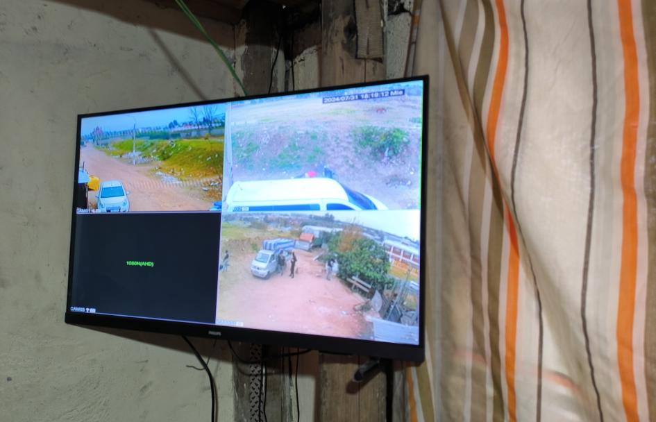 Monitor mostrando imágenes de las distintas cámaras de videovigilancia. Monitor mostrando imágenes de las distintas cámaras de videovigilancia.