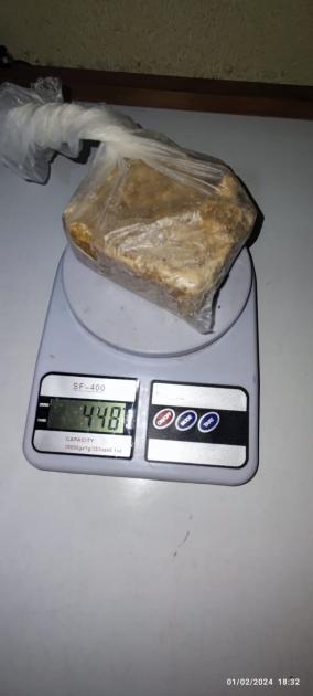 Medio ladrillo de pasta base que alcanzó el peso de 448 gramos.
