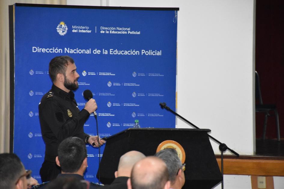 Uno de los expositores durante su charla. Uno de los expositores durante su charla.