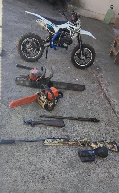 Moto, armas y otros artículos incautados.
