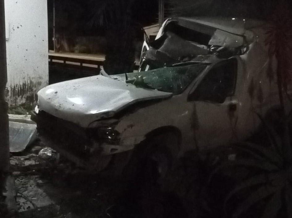 Camioneta dañada. Vehículo accidentado.