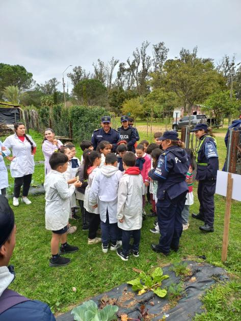 Policías trabajando junto a los niños Policías trabajando junto a los niños
