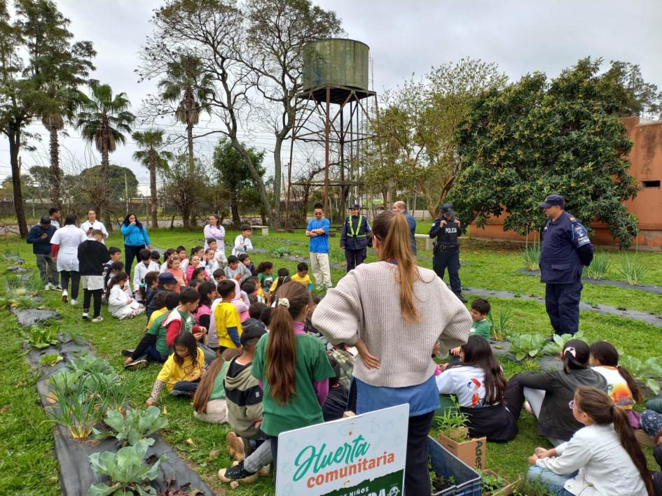 Policías trabajando junto a los niños Policías trabajando junto a los niños
