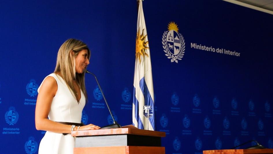 Subdirectora de DNIC dando su discurso Subdirectora de DNIC dando su discurso