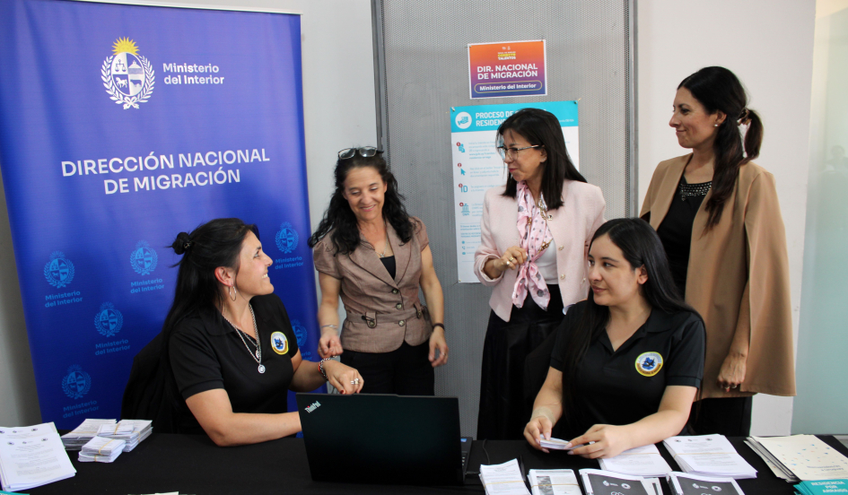 Autoridades visitaron estand en feria de empleo