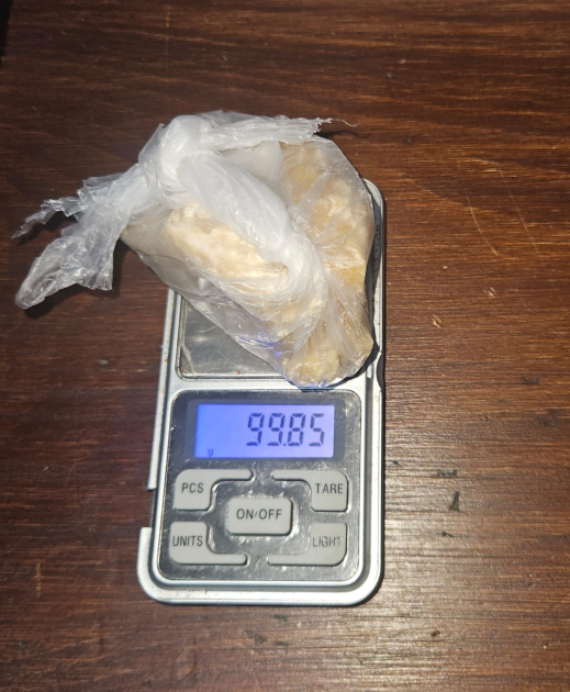 Sustancia incautada simil piedra amarillenta en balanza de precisión Sustancia incautada simil piedra amarillenta en balanza de precisión