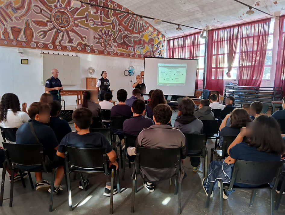 Policia comunitaria brinda taller en UTU