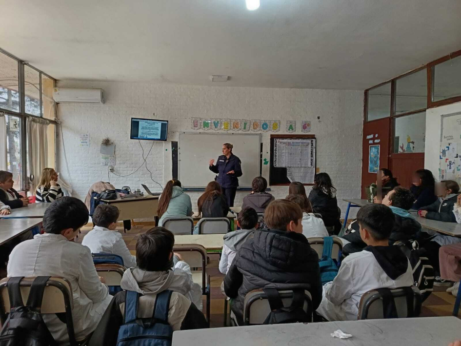 Alumnos presenciando charla