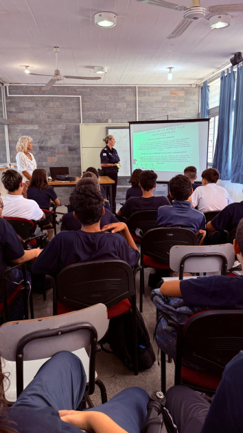 Alumnos de 7.º grado de UTU Maldonado Alumnos de 7.º grado precenciando taller