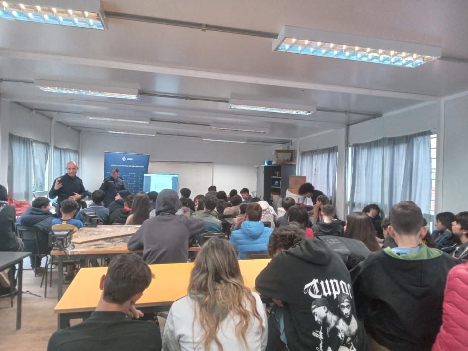 Grupo de clase recibendo la charla Grupo de clase recibendo la charla