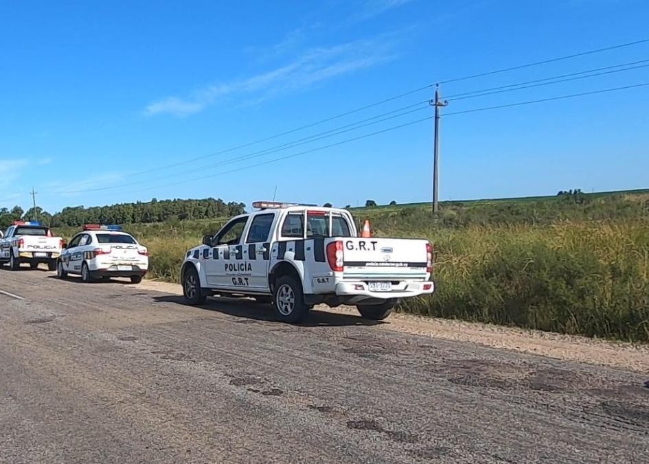 Joven de 17 años formalizado como presunto autor de homicidio muy especialmente agravado camioneta y moviles policiales estacionados al costado de un campo